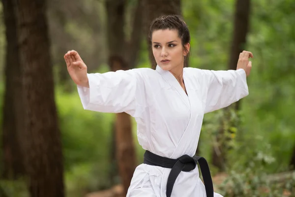 Combattente di karate bianco al parco — Foto Stock