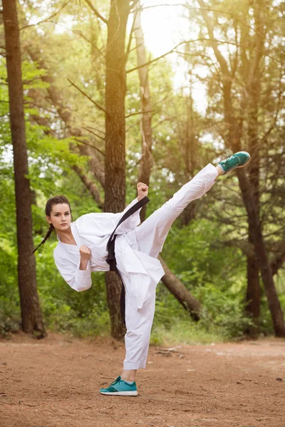 Combattente di karate bianco al parco — Foto Stock