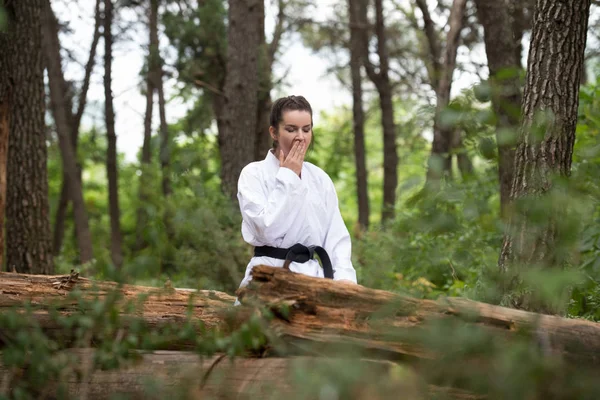 Mujer vestida con Kimono tradicional Descansando en el Parque — Foto de Stock