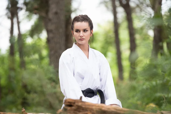 Donna vestita in Kimono tradizionale che riposa al parco — Foto Stock
