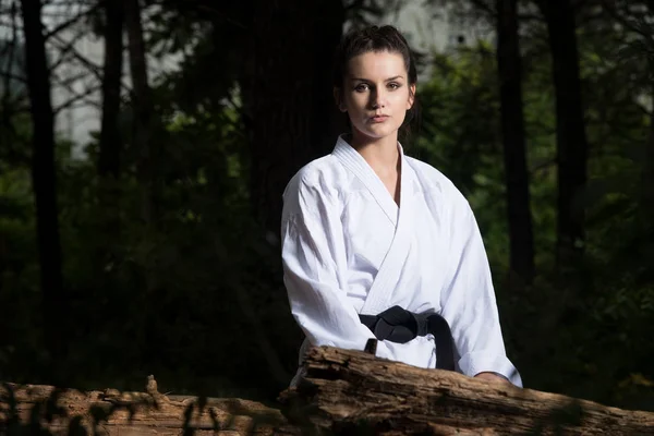 Descanso feminino depois de praticar seus movimentos de Karate — Fotografia de Stock