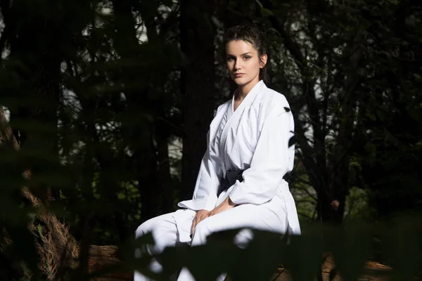 Mulher descansando depois de praticar seus movimentos de Karate — Fotografia de Stock