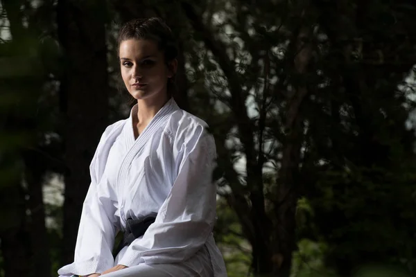 Mulher descansando depois de praticar seus movimentos de Karate — Fotografia de Stock