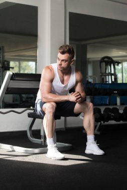 Fitness Center'da bankta oturan adam