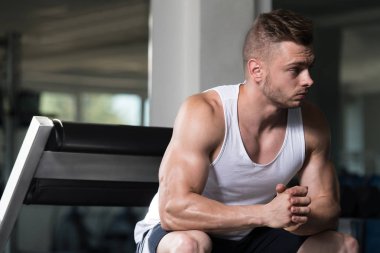 Fitness Center'da bankta oturan adam