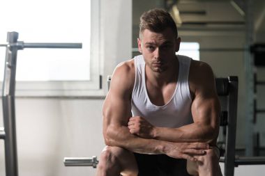 Fitness Center'da bankta oturan erkek