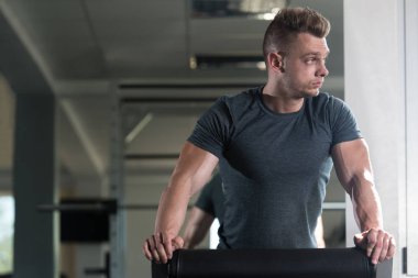 Dinlenme salonunda egzersiz sonrası kas adam