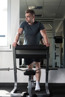 Dinlenme salonunda egzersiz sonrası kas adam