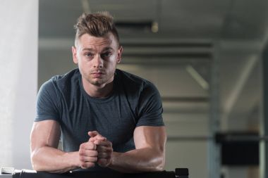 Spor salonu Afther alıştırmada dinlenme çekici genç adam