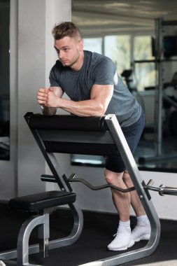 Dinlenme salonunda egzersiz sonrası kas adam