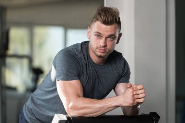 Spor salonu Afther alıştırmada dinlenme çekici genç adam