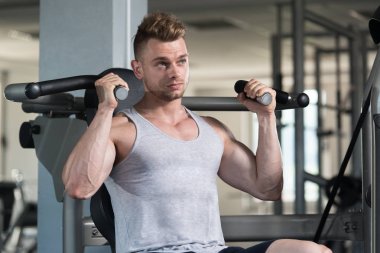 Bir spor salonunda egzersiz omuzlar
