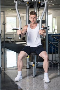 Spor salonunda egzersiz göğüs genç adam