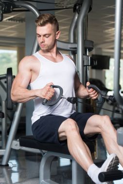 Geri makinede egzersiz vücut geliştirmeci