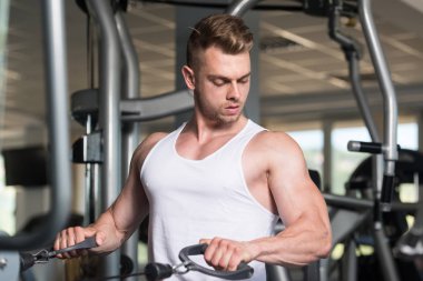 Kaslı adam geri egzersiz