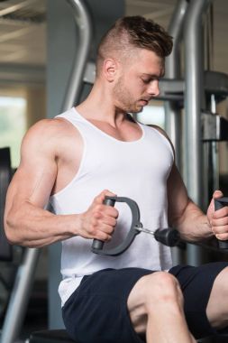 Kaslı adam geri egzersiz