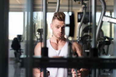 Kaslı adam geri egzersiz