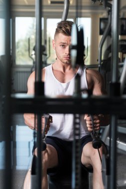 Geri makinede egzersiz vücut geliştirmeci