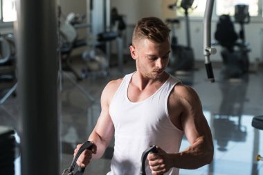 Kaslı adam geri egzersiz