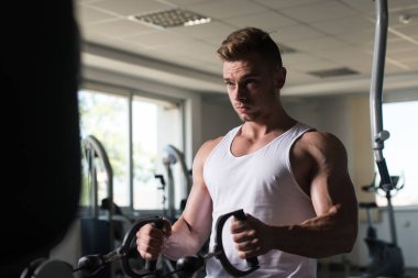 Geri makinede egzersiz vücut geliştirmeci