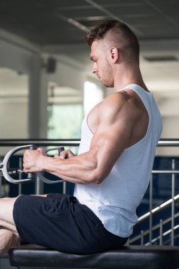 Geri makinede egzersiz vücut geliştirmeci