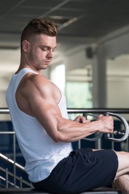 Spor salonunda egzersiz geri genç adam