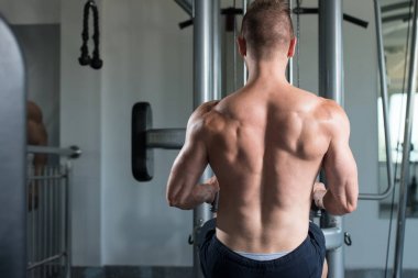 Kaslı adam geri egzersiz