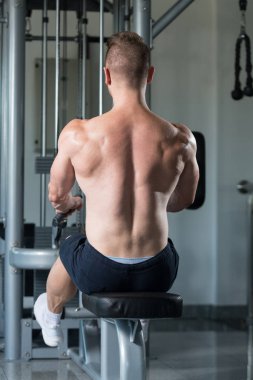 Geri makinede egzersiz vücut geliştirmeci