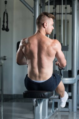 Spor salonunda egzersiz geri genç adam