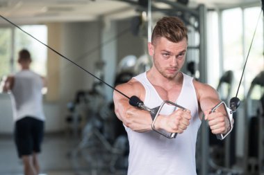 Vücut geliştirmeci egzersiz göğüste makine