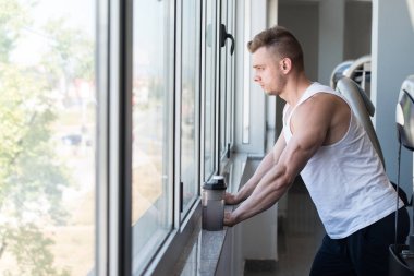 Spor salonu Afther alıştırmada dinlenme çekici genç adam