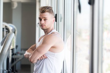 Dinlenme salonunda egzersiz sonrası kas adam