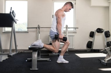 Kadın egzersiz Hamstrings Dumbbells ile