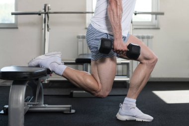 Kadın Hamstrings egzersiz Dumbbells ile