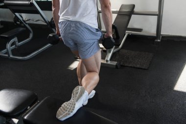 Kadın Hamstrings egzersiz Dumbbells ile