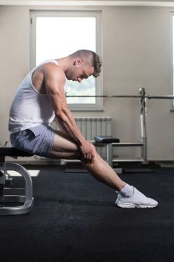 atletik erkek uzanır