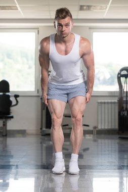 atletik erkek uzanır