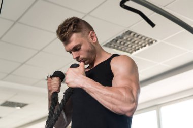 kaslı adam pazı egzersiz