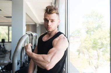 Yakışıklı adam kasların esneme