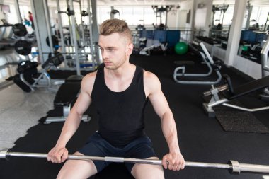 Spor salonu Afther alıştırmada dinlenme çekici genç adam