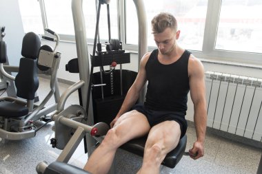 Spor salonunda egzersiz bacak egzersizleri