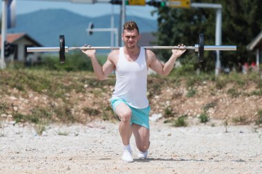 Ormandaki bacaklar egzersiz halter adamla