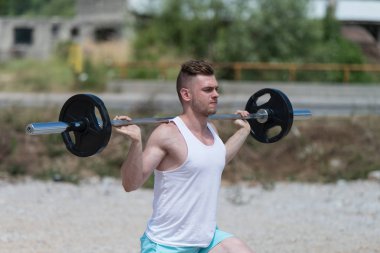 Halter açık havada bacaklar egzersiz vücut geliştirmeci