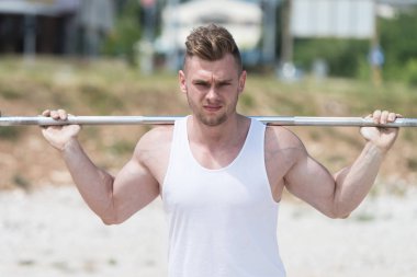 Bacaklar egzersiz halter doğa ile