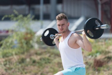 Ormandaki bacaklar egzersiz halter adamla