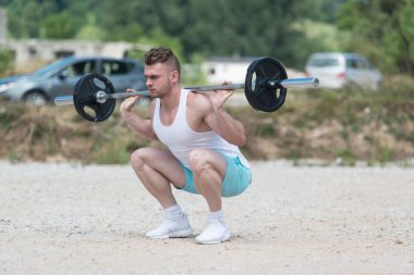 Halter açık havada bacaklar egzersiz vücut geliştirmeci
