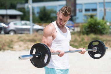 Pazı ormandaki egzersiz halter adamla