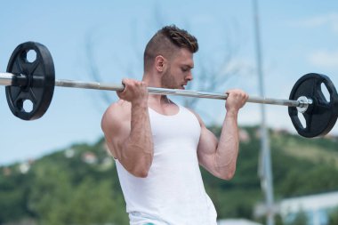 Barbell ile Halter açık havada egzersiz vücut geliştirmeci