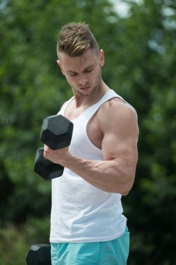 Pazı egzersiz doğada Dumbbells ile