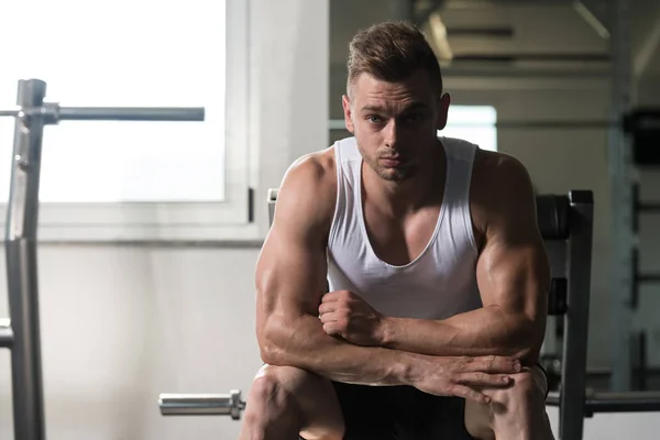 Male Resting On Bench In Fitness Center — Stock Photo, Image